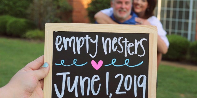 Parents celebrate with 'empty nest' photo shoot after ...