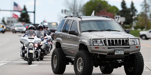 More than 600 Jeeps drive a caravan to the memorial service in honor of Kendrick Castillo, killed during the assault on the STEM Highlands Ranch School, on Wednesday, May 15, 2019 in Highlands Ranch, Colorado ( Photo AP / David Zalubowski)