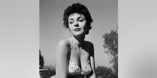 Anne Bancroft poses at her home in Los Angeles, California. (Photo by Earl Leaf/Michael Ochs Archives/Getty Images)