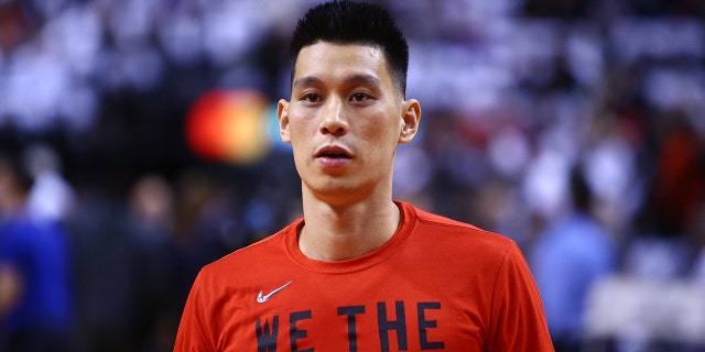 Jeremy Lin des Raptors de Toronto s'échauffe avant le deuxième match des séries éliminatoires de la NBA 2019 contre les 76ers de Philadelphie au Scotiabank Arena le 29 avril 2019 à Toronto.