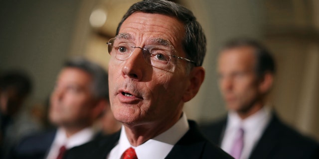 Senator John Barrasso berbicara kepada wartawan di US Capitol 1 Agustus 2017.