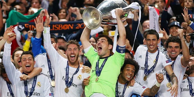 Football - Atletico Madrid v Real Madrid - UEFA Champions League Finals - Estadio da Luz, Lisbon, Portugal - 24/5/14 Real Madrid's Iker Casillas (C) celebrates with the trophy and his teammates after his victory in UEFA Champions League 