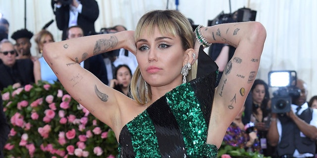 Miley Cyrus a 2019-es Met-gálára érkezik a tábort ünnepelve: Notes on Fashion a The Metropolitan Museum of Artban New Yorkban, 2019. május 06-án