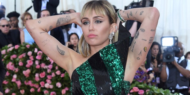 Miley Cyrus alluded to the release of new music on social networks with tweets and videos on Instagram and the phrase: 