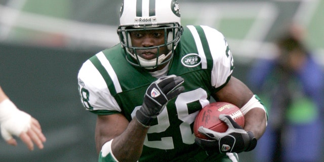EAST RUTHERFORD, NJ - OCTOBER 09: Curtis Martin #28 of the New York Jets runs with the ball during a game against the Tampa Bay Buccaneers on October 09, 2005 at the Meadowlands Stadium in East Rutherford, New Jersey. (Photo by Sporting News via Getty Images)
