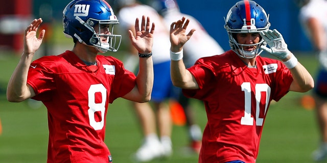 New York Giants quarterbacks Eli Manning (10) and Daniel Jones (8) warm up during an NFL football practice Monday, May 20, 2019, in East Rutherford, N.J. (AP Photo/Adam Hunger)