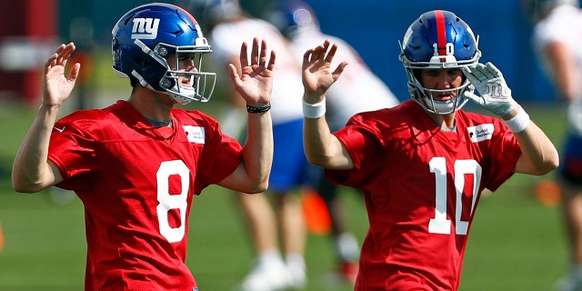 New York Giants quarterbacks Eli Manning (10) and Daniel Jones (8) warm up during an NFL football practice Monday, May 20, 2019, in East Rutherford, N.J. (AP Photo/Adam Hunger)