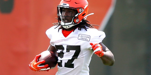 Kareem Hunt of Cleveland Browns performs an exercise during an NFL-organized activity session for football at the team's training center on Wednesday, May 15, 2019, in Berea, in Ohio. (AP Photo / Ron Schwane)