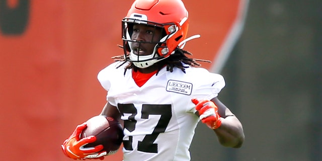 Kareem Hunt of Cleveland Browns performs an exercise during an NFL-organized activity session for football at the team's training center on Wednesday, May 15, 2019, in Berea, in Ohio. (AP Photo / Ron Schwane)