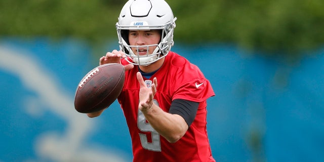 Detroit Lions quarterback Matthew Stafford takes a snap during drills at the team's NFL football practice facility. (AP Photo/Carlos Osorio)