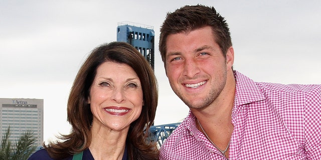 Pam Tebow a parlé de l'impact de faith sur sa vie et de la façon dont elle a élevé son fils, l'ancien quarterback de la NFL Tim Tebow. (Photo de Don Juan Moore / Getty Images pour le magazine Taste Of Home)