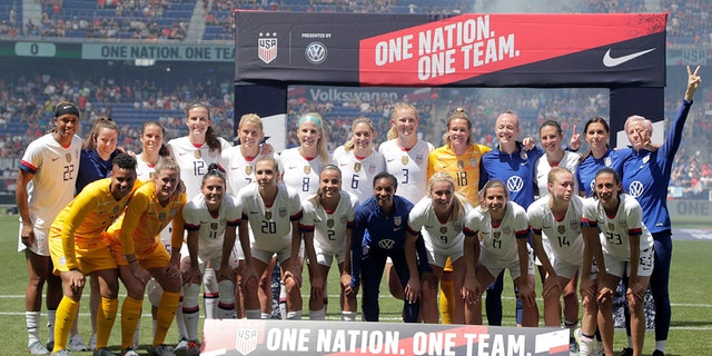 Members of the United States women's national team gathering for fans during the send-off ceremony after the match. (AP Photo/Julio Cortez)