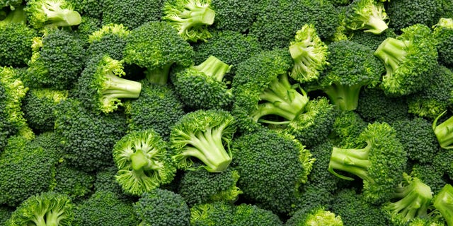 Verdure fresche come i broccoli o le altre verdure qui menzionate possono essere abbinate a questo delizioso piatto di pasta.