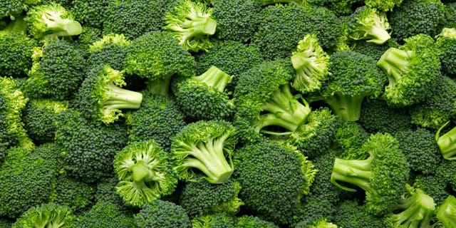 Verdure fresche come i broccoli o le altre verdure qui menzionate possono essere abbinate a questo delizioso piatto di pasta.