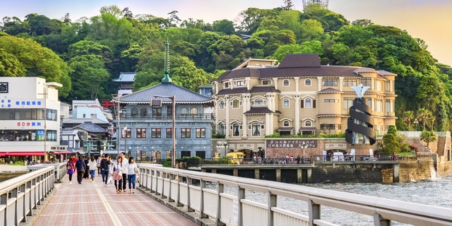 Kamakura, Japan, a seaside city in Kanagawa Prefecture known for surfing, Shinto shrines, Buddhist temples, and the Great Buddha of Kamakura is now requesting tourists and residents to refrain from eating while walking around the city.