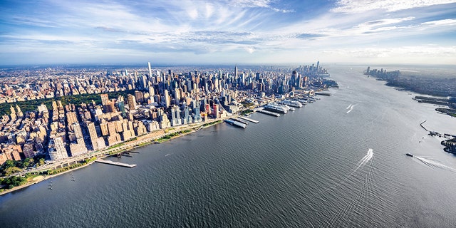 Một cái nhìn từ trên cao xuống Midtown Manhattan và sông Hudson ngày nay. (Nhà Barratt)