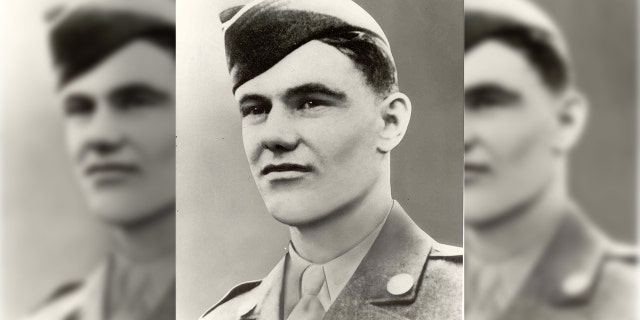 Robert Maxwell in his official Army photo.