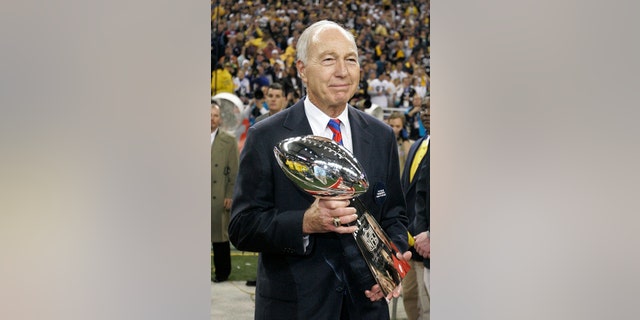 In this Feb. 5, 2006, file photo, former Green Bay Packers' Bart Starr carries in the Vince Lombardi Trophy following the Super Bowl XL football game between the Seattle Seahawks and Pittsburgh Steelers, in Detroit.