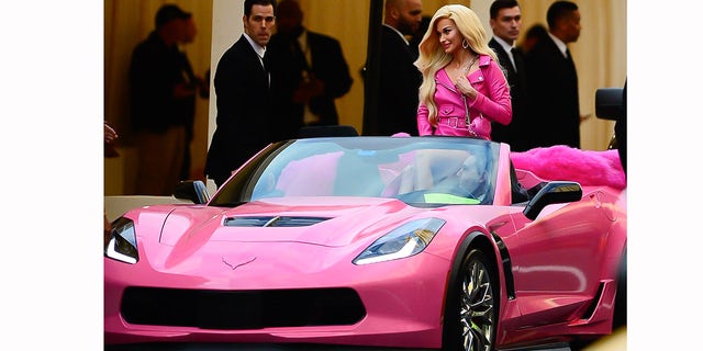 Kacey Musgraves Barbie Corvette Was The Hot Pink Car At The Met Gala Fox News 