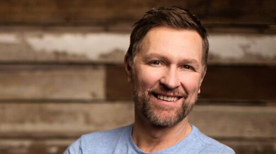 Craig Morgan performs 'The Father, My Son and the Holy Ghost'