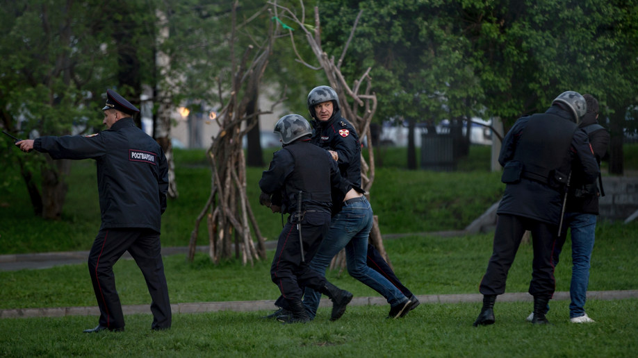 Russian Riot Police Deployed Before Cathedral Protest Fox News 