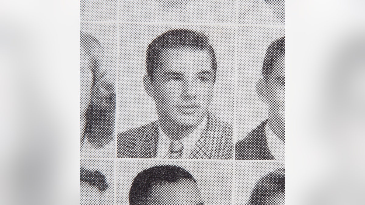 Burt Reynolds' class photo. — Julien's Auctions