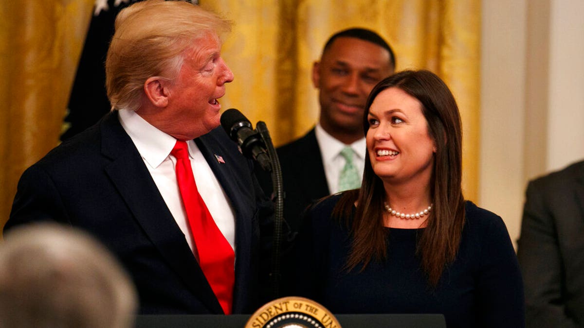 Trump mira a Sanders durante la rueda de prensa en la Casa Blanca