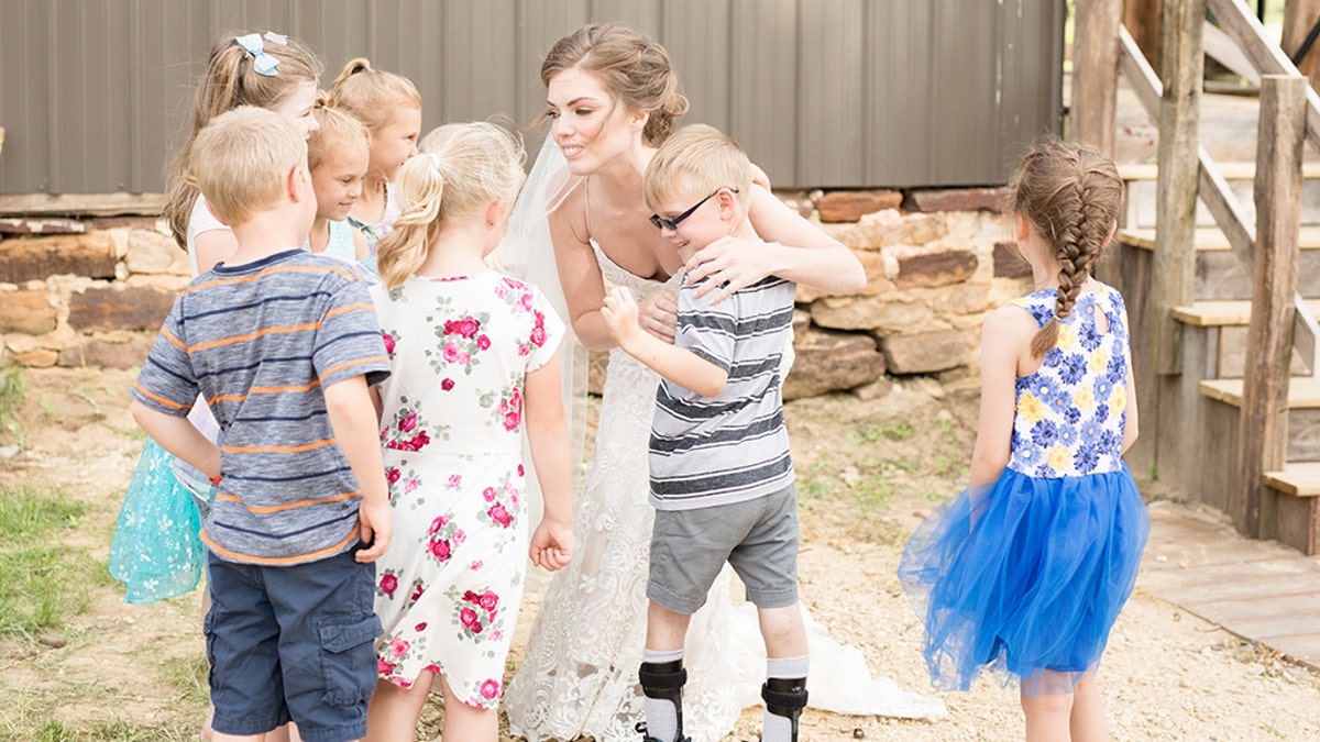 Better yet, the delighted newlywed’s reaction to the sweet was caught on camera by wedding photographer Andrea Marie Gasser.