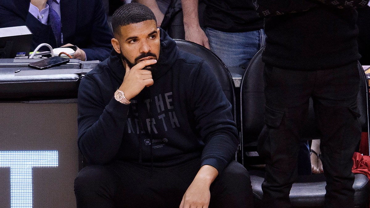 Drake Booed Off Stage At Camp Flog Gnaw For A Surprising Reason –  StyleCaster