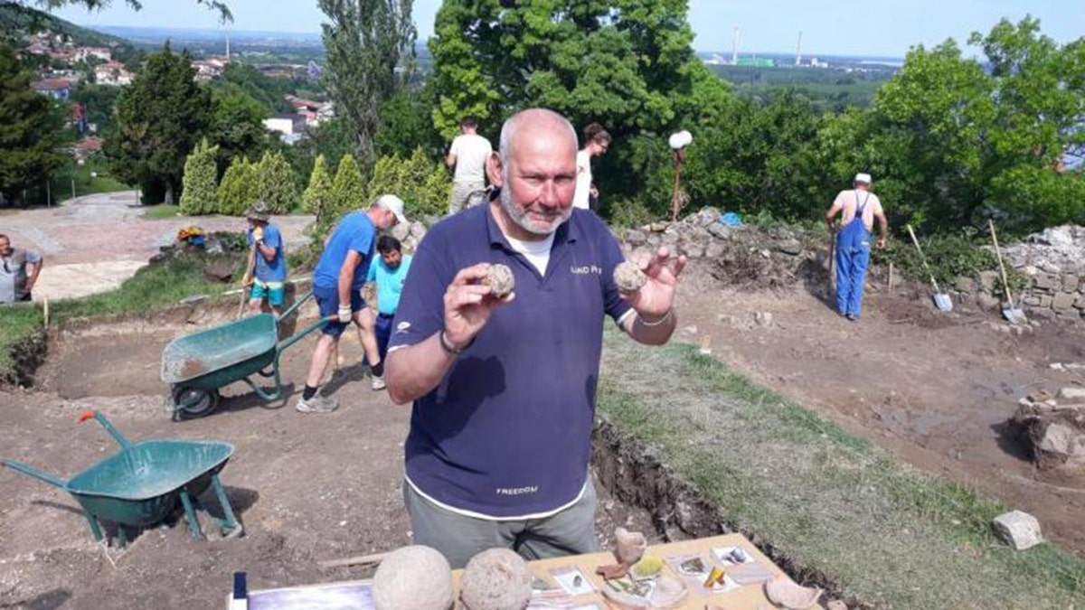 Lead archaeologist Nikolay Ovcharov showcases Vlad Dracula’s alleged culverin cannonballs and other artifacts discovered during the renewed excavations of the Zishtova Fortress in Bulgaria’s Svishtov. (Credit: Svishtov Municipality)