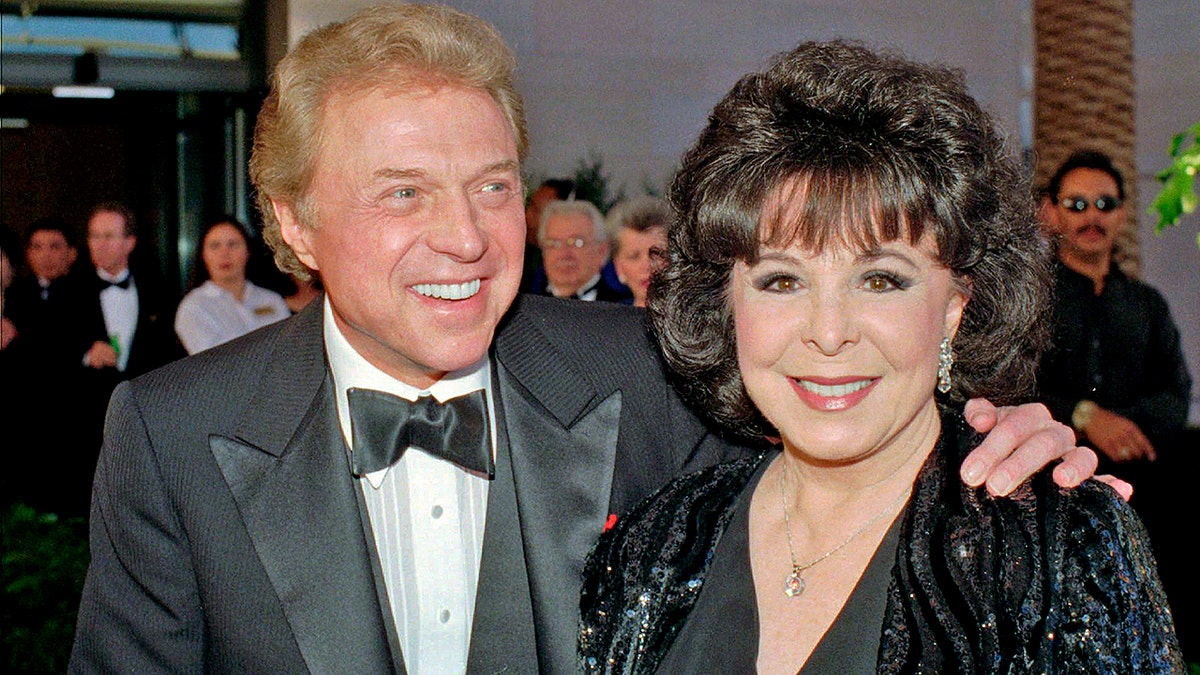 FILE - In this May 30,1998 file photo, singer Steve Lawrence and his Eydie Gorme arrive at the black-tie gala called "Thanks Frank" honoring Frank Sinatra in Las Vegas. Lawrence has been diagnosed with the early stages of Alzheimer’s Disease. In a letter sent by his spokesman Howard Bragman on Tuesday, June 11, 2019, Lawrence confirmed the diagnosis. The 83-year-old performer is known for solo hits including the ballad 