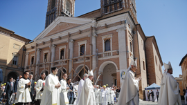 Pope dons helmut to enter earthquake-hit cathedral in Italy