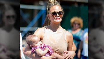 Chrissy Teigen slams troll who criticizes daughter Luna’s hair