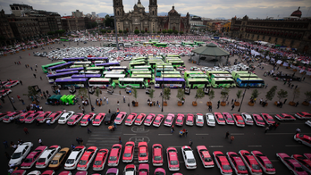 Taxi park-in jams Mexico City's Zocalo to protest ride apps