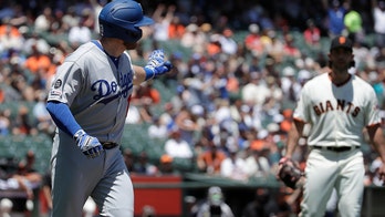 Dodgers' Max Muncy blasts home run, trades barbs with Giants' Madison Bumgarner