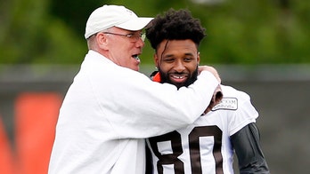 Daughter of Cleveland Browns wide receiver Jarvis Landry has adorable encounter with fawn