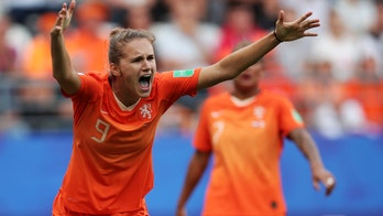 Dutch overcome Sinclair's 182nd goal, beat Canada, win group