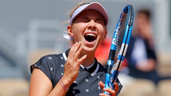 Anisimova tops '18 French Open champ Halep; gets Barty in SF