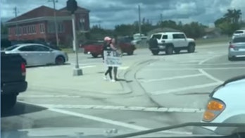 Florida mom makes daughter hold ‘I lied’ sign near busy intersection, triggers parenting debate