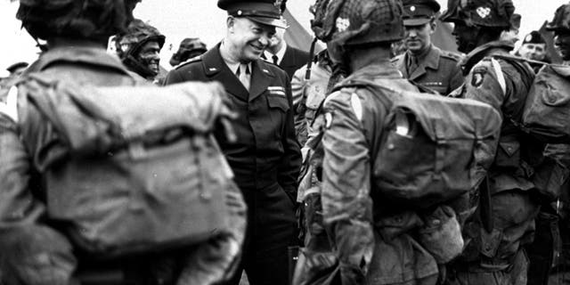 الجنرال أيزنهاور يعطي جدول الأعمال ، "انتصار كامل - لا شيء آخر" المظليين في إنجلترا قبل صعودهم طائراتهم مباشرة للمشاركة في الهجوم الأول لغزو القارة الأوروبية.