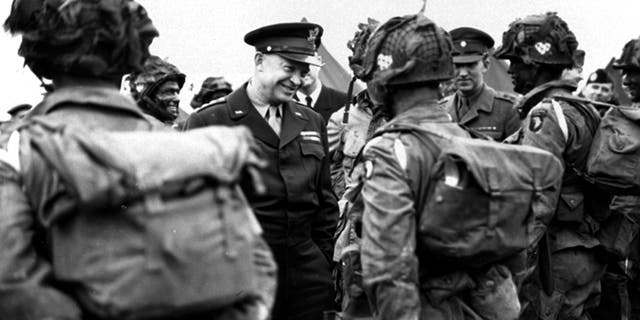 Generál Eisenhower dáva príkaz dňa, "Úplné víťazstvo – nič iné" Výsadkári boli v Anglicku tesne predtým, ako nastúpili do svojich lietadiel, aby sa zúčastnili prvého útoku pri dobytí Európy.