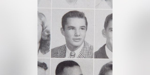 Burt Reynolds' class photo. — Julien's Auctions