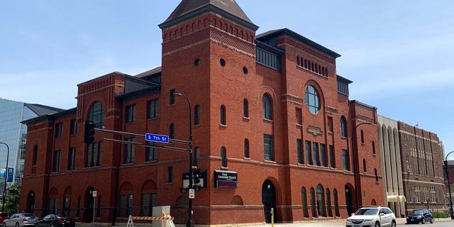 A Igreja da Primeira Aliança é mostrada na semana passada no centro de Minneapolis. Os lÃderes da Igreja do Pacto Evangélico votaram na expulsão do Primeiro Pacto e no descongelamento de seu pastor principal, o Rev. Dan Collison, por permitir o casamento gay. A Primeira Aliança foi um membro fundador da denominação de 134 anos. (Foto AP / Jeff Baenen)