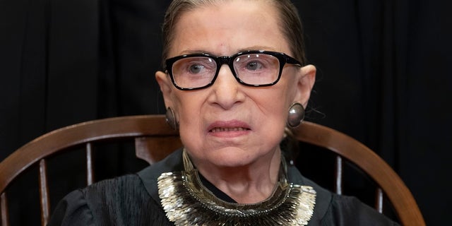 Op deze bestandsfoto van 30 november 2018 zit Associate Justice Ruth Bader Ginsburg samen met collega-rechters van het Hooggerechtshof voor een groepsportret in het Supreme Court-gebouw in Washington. (AP Photo/J. Scott Applewhite, Bestand)