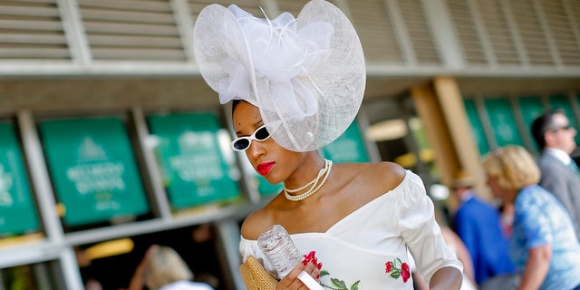 A spectator crosses the stands before the 151st edition of the Belmont Stakes horse race on Saturday, June 8, 2019, in Elmont, New York (Photo AP / Eduardo Munoz Alvarez)