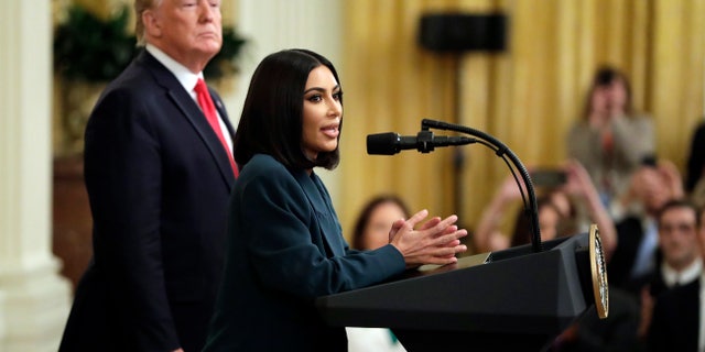 President Donald Trump listens to Kim Kardashian West, who is among the celebrities who have advocated for criminal justice reform, speak during an event on second chance hiring in the East Room of the White House, 星期四, 六月 13, 2019, 在华盛顿.