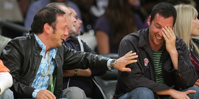 Rob Schneider, a la izquierda, y Adam Sandler, a la derecha, asisten al Quinto Partido de las Semifinales de la Conferencia Oeste durante los Playoffs de la NBA de 2009 en el Staples Center el 12 de mayo de 2009 en Los Ángeles, California. (Foto de Noel Vasquez / Getty Images)