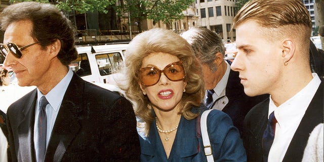 Anne Hamilton Byrne and husband William, left, with friend arrive at County Court, Melbourne, 15 November 1993.