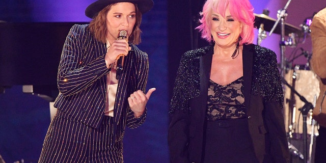 Brandi Carlile and Tanya Tucker perform the 2019 CMT Music Awards - Backstage & Audience at Bridgestone Arena on June 05, 2019 in Nashville, Tenn. (Photo by Mike Coppola/Getty Images for CMT)