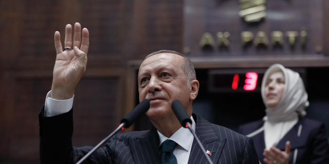 رجب طیب اردوغان، رئیس جمهور ترکیه، نمایندگان حزب حاکمه حزب حاکم خود را در آنکارا ترکیه روز سه شنبه 25 ژوئن 2019، دو روز پس از آنکه اکرم امام غلو، کاندیدای حزب مردمسالاری حزب سکولار، برنده انتخابات شهردار استانبول، شد، اردوغان جلسه هفتگی حزب AK خود را برای نخستین بار از انتخابات شهرداری استانبول روز یکشنبه خواند، که برای او و حزبش مهمی بود. (AP Photo / Burhan Ozbilici)